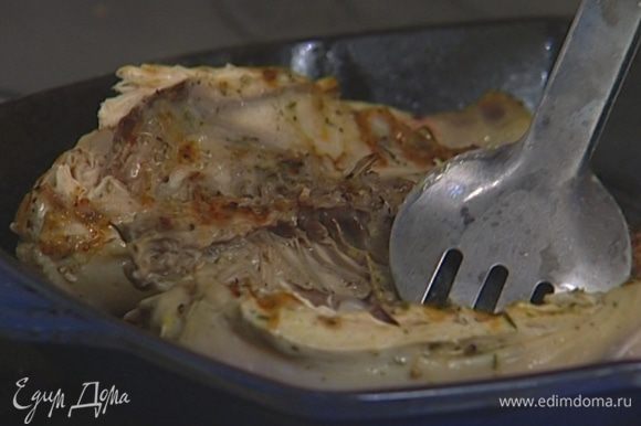 Разогреть сковороду-гриль и жарить цыплят на медленном огне по 15 минут с каждой стороны.
