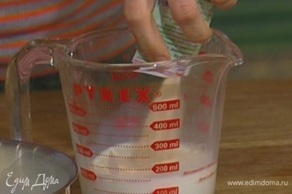 Отлить 100 мл молока и добавить в него дрожжи, перемешать до полного растворения, затем смешать с оставшимся молоком.