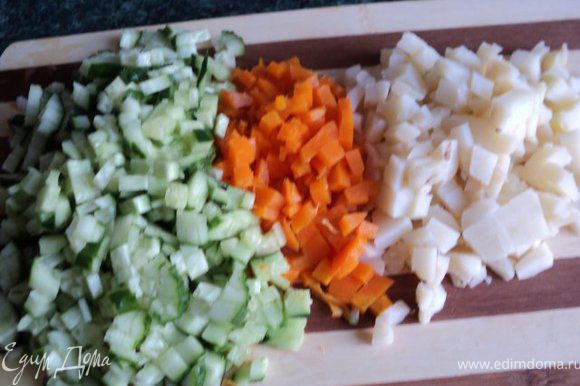 Отварить картофель, морковь, яйца. Почистить и охладить. Порезать мелко огурцы, картофель, морковь. Можно еще добавить редиску, но у меня в данный момент не было.