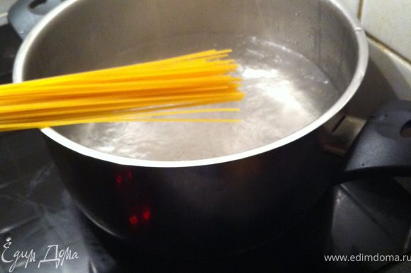 бросаем спагетти в большое количество кипящей соленой воды.