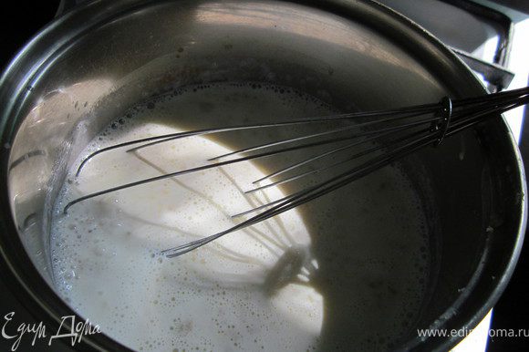 Вливаем остывшее молоко и помешивая готовим соус 10 минут, на медленном огне. Протереть через сито.