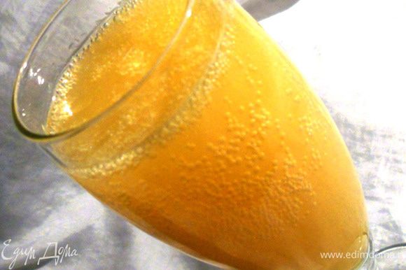 "Мимоза" был придуман барменом Лондонского клуба «Бакс» МакГарри в 1921 году. Для коктейля необходимо смешать в равных долях свежевыжатый апельсиновый сок и игристое вино.