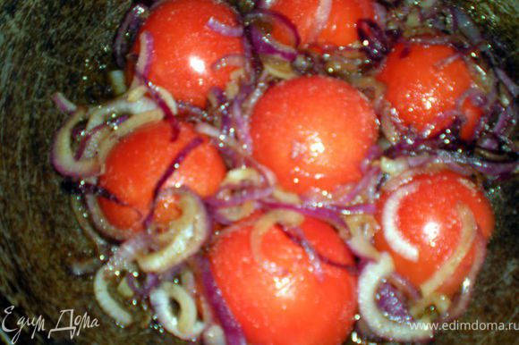 На помидоры выкладываем карамелизированный лук,помидоры черри,солим,перчим.Я еще добавила розмаринчику.