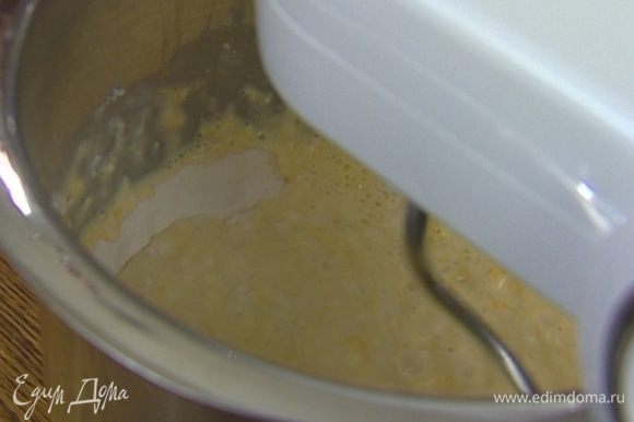 Добавить яйца и желток, соль, сахар, молоко и растопленное сливочное масло, вымешать тесто.