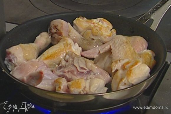 Разогреть в сковороде 2 ст. ложки оливкового масла и обжарить курицу с обеих сторон до золотистой корочки.