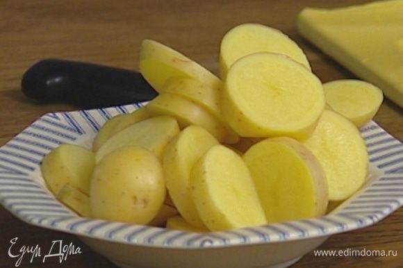 Картофель вымыть, просушить и нарезать кружками.