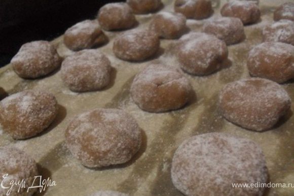 Выложить шарики на смазанный маслом противень, выпекать печенье около 10-12 минут.