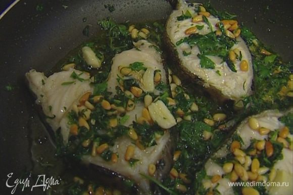 Влить в ту же сковороду оливковое масло, выложить рыбу и обжаривать ее по 2–3 минуты с каждой стороны.