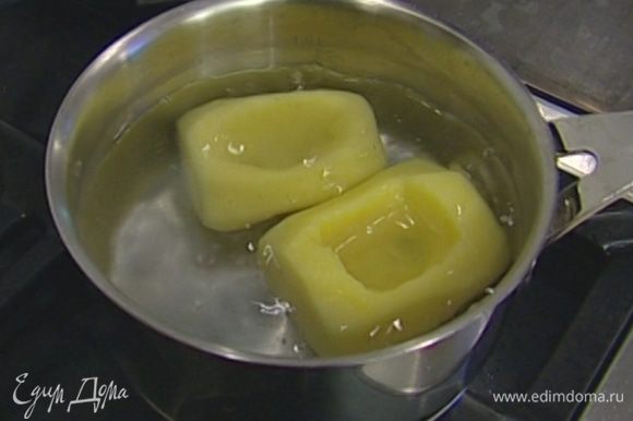 Опустить картофель на 2–3 минуты в кипящую подсоленную воду, затем просушить бумажным полотенцем, слегка смазать оливковым маслом и посолить.