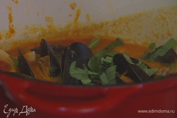 Суп разлить по тарелкам, в центр каждой выложить мидии в раковинах, присыпать базиликом.