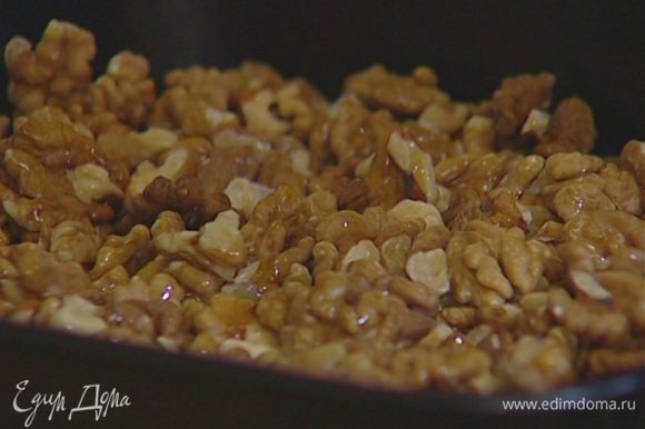 Орехи высыпать на противень, сбрызнуть ореховым маслом и подсушивать в духовке 2–3 минуты.