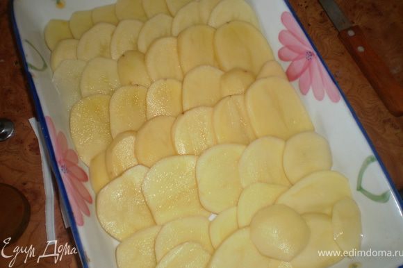 Форму полить маслом, чешуйками выложить слой картофеля, посолить.