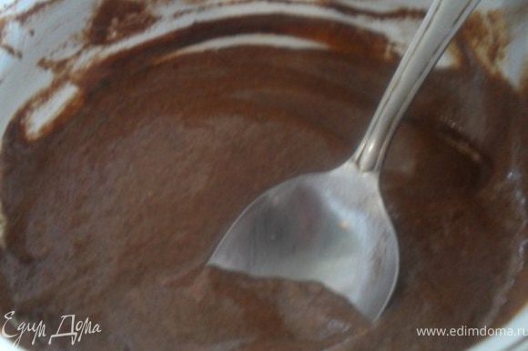 Для глазури смешать сметану, сахар и какао, добавить масло, прогреть на плите.