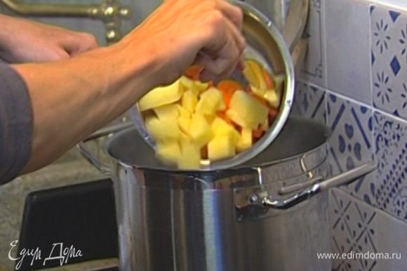 Всыпать горох, минут через 10–15 добавить картофель и морковь. Посолить, поперчить и варить суп до готовности 20–25 минут, затем лавровый лист удалить.