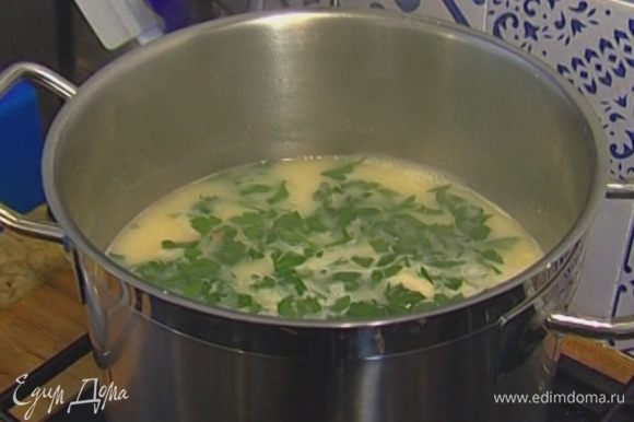 Готовый суп разлить в тарелки и присыпать петрушкой.
