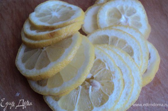 Лимон и апельсин порезать колечками.