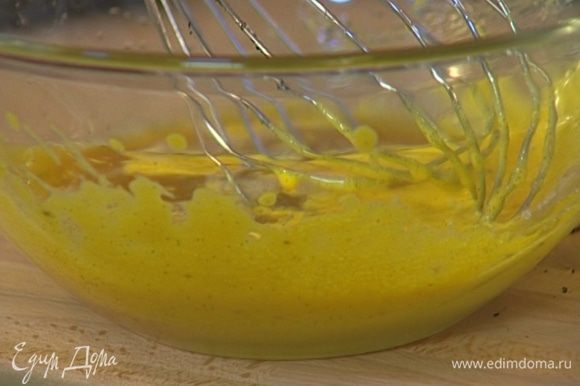 Приготовить крем сабайон: отделить желтки 2 яиц от белков и взбить желтки с 1/3 стакана сахара и вином.