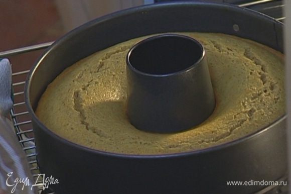 Форму смазать оставшимся сливочным маслом, выложить в нее тесто и выпекать 40 минут.