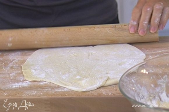 Оставить тесто на 3 часа в теплом месте, затем разделить на несколько частей и раскатать в тонкие лепешки.