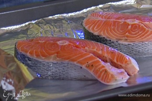 Уложить рыбу на противень и запекать в разогретой духовке 15–20 минут (в зависимости от толщины стейков).
