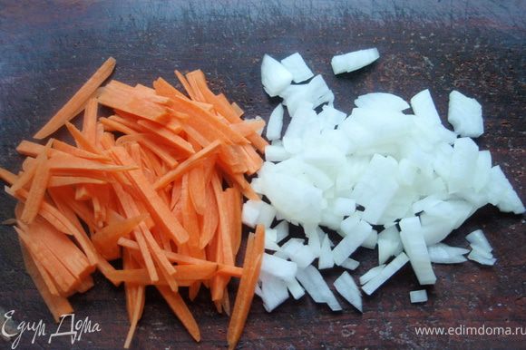 Шинкуем морковь и лук.