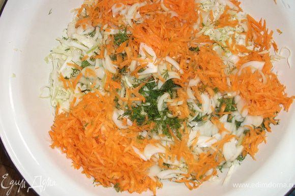 Сначала готовим "фарш": порезать мелко капусту, лук, чеснок, морковь натереть на терке. Всё посолить.