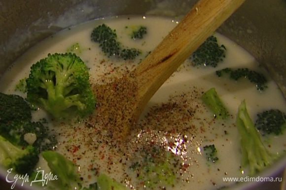 Добавить в суп брокколи, поперчить, посолить и варить две минуты.