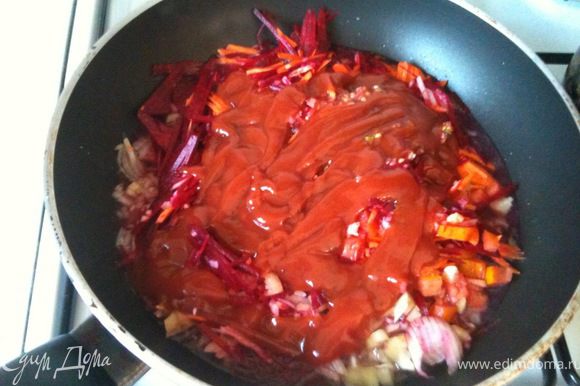 В сковороду налить немного бульона, добавить нарезанные для заправки овощи и томатный соус.