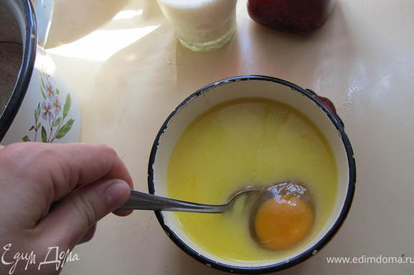 В охлажденное масло добавить яйца и хорошенько перемешать.