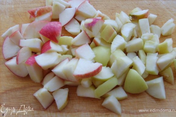 Приготовим начинку: Яблоки режем кубиками