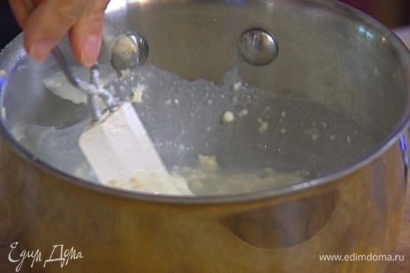 Приготовить закваску: подогреть молоко со сливками, добавить дрожжи и 1 ст. ложку муки, все перемешать и дать постоять 10‒15 минут при комнатной температуре.