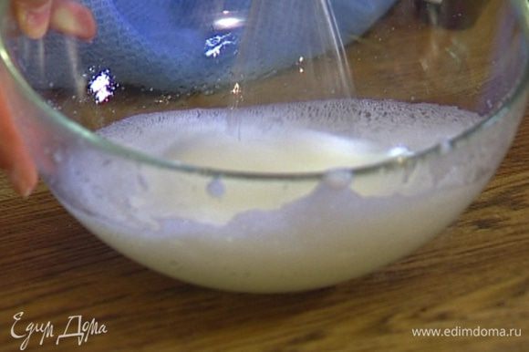 Белки со щепоткой соли взбить миксером в крепкую пену.