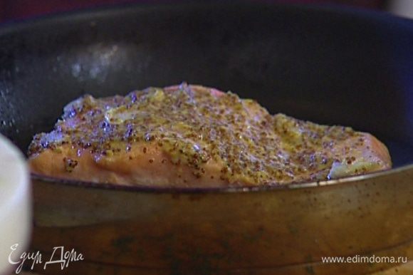 Смазать получившимся соусом верхнюю часть рыбы, уложить ее кожей вниз на разогретую сухую сковороду, которую можно ставить в духовку, и жарить около 3 минут, затем отправить на 5−6 минут в разогретую духовку под гриль.