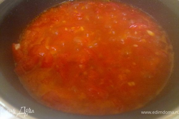 бекон вынуть и добавить помидоры, чеснок, соль, перец и немного сахара (регулировать в зависимости от кислоты помидор) уварить до загустения около 30 мин.