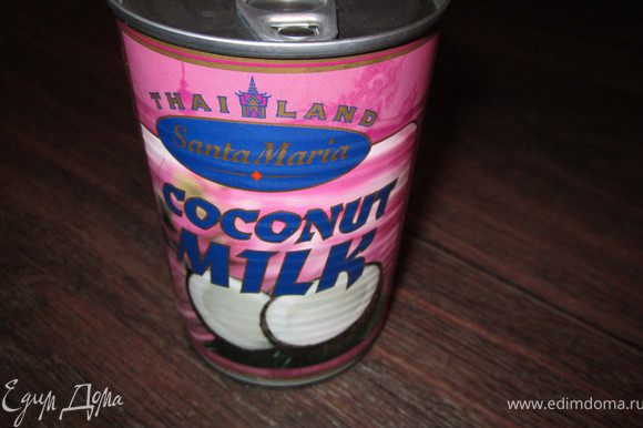 Добавьте кокосовое молоко, хорошо размешайте и прогрейте до первых пузырьков. Попробуйте и досолите суп по необходимости.
