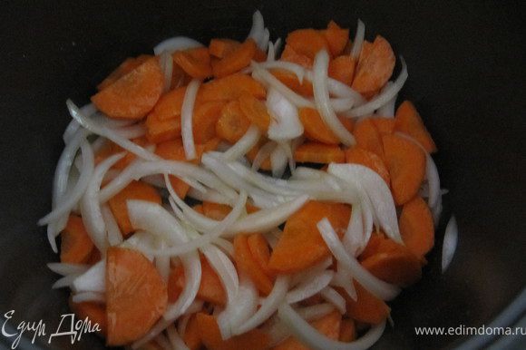 Пока обжаривается лук, морковку порезать полуколечками и через пару минут отправить к луку.