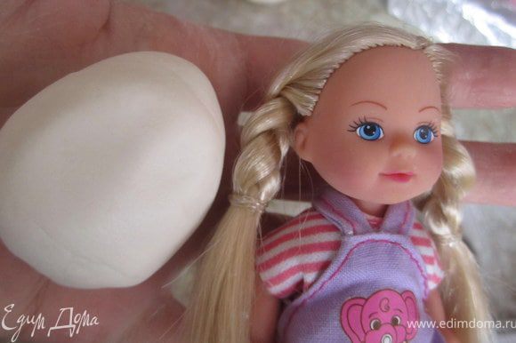 Для того чтобы сделать лицо для куколки, я использую самодельный молд))) делается он просто. Для это нужно небольшой кусочек желатиновой мастики и маленькая кукла.