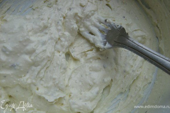 Для дипа:творог взбить с йогуртом,добавить измельчённый чеснок,приправить перцем и солью,взбить её раз.