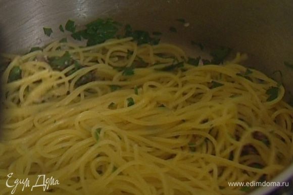 Добавить в спагетти анчоусы с петрушкой и 2 ст. ложки воды, в которой макароны варились, затем артишоки с луком и каперсами.