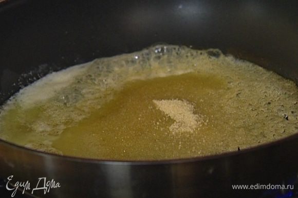 В сковороде, которую можно ставить в духовку, растопить 80 г сливочного масла, добавить 80 г сахара и сварить карамель.