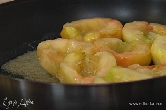 Персики плотно уложить в карамель разрезом вверх, присыпать оставшимся сахаром и минут семь томить на небольшом огне.