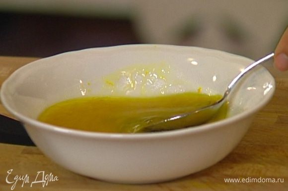 Приготовить заправку: апельсиновый сок смешать с оставшейся цедрой, оливковым маслом, уксусом и 1 ст. ложкой воды. Половиной заправки полить салатный микс.