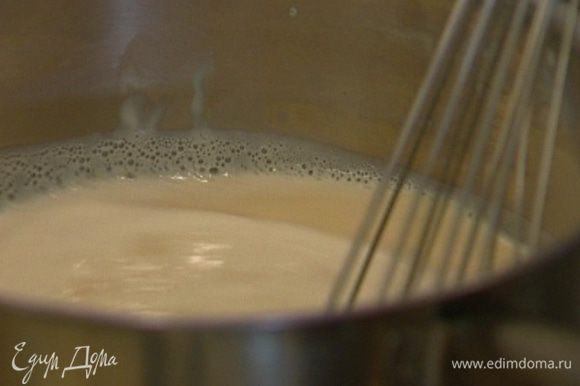 Непрерывно перемешивая, ввести в желтково-сахарную массу горячее молоко со сливками, добавить крахмал и ванильный экстракт. Поставить на огонь, и, продолжая мешать, прогревать, пока крем не загустеет.