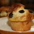 Сахарную пудру растереть с 2 ст. ложками лимонного сока и лимонной цедрой. Смазать получившейся глазурью остывшие куличи. 