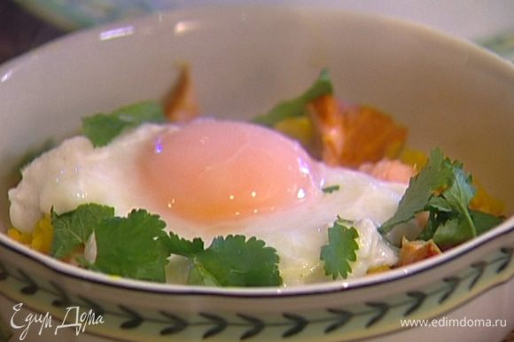 Выложить в глубокую тарелку рис басмати, сверху семгу и яйцо пашот, присыпать листьями мяты и кинзы.