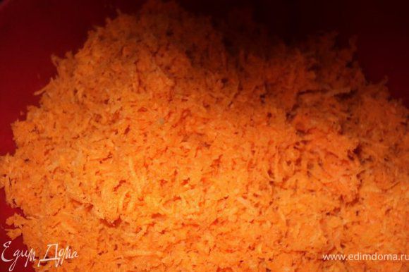 Морковь протереть на мелкой терке. Припустить на сковороде с 3 ст.ложками растительного масла до мягкости 15 мин. Охладить.
