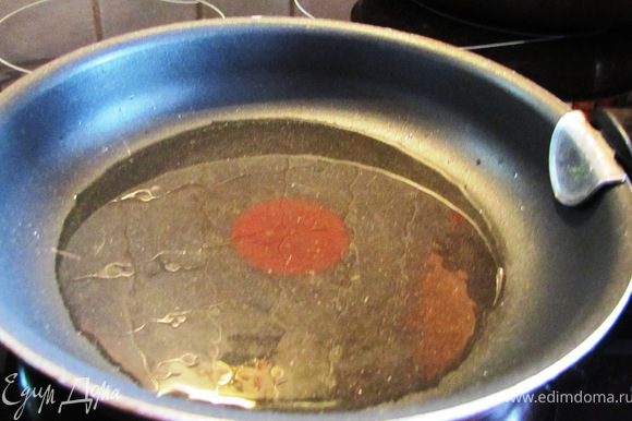 В это время разогрейте сковороду с растительным маслом.