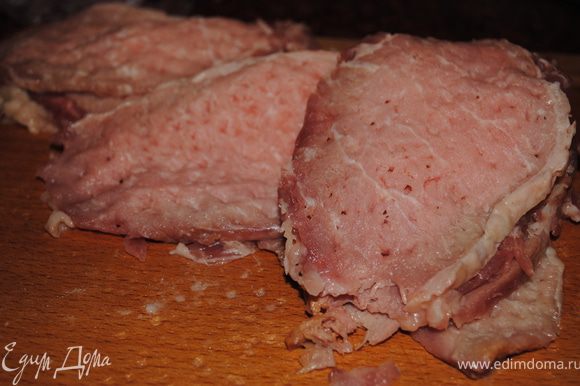 Мясо порезать на кусочки и отбить с двух сторон., Посолить, поперчить.
