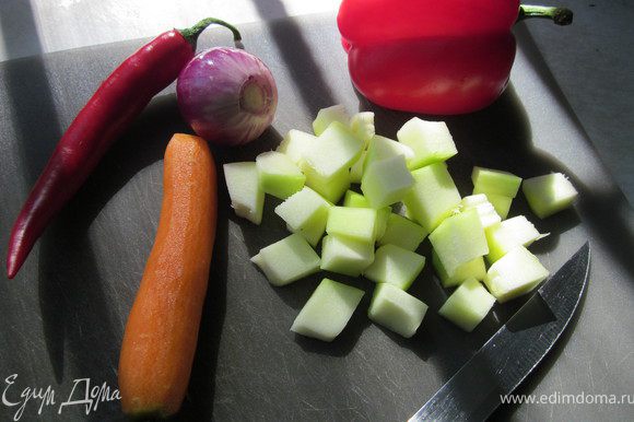 Цукини нарезать кубиком, морковь, лук и перец — соломкой.