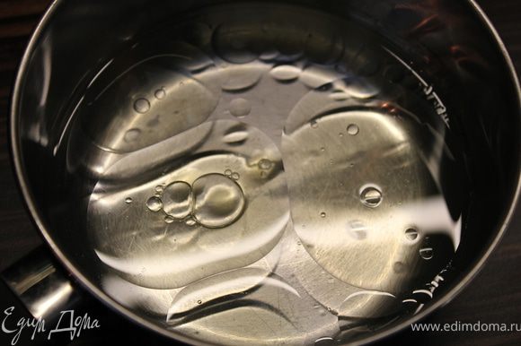 Нагреть в сотейнике воду с 2 ст.л. оливкового масла до температуры 50 градусов (теплая, пальчик терпит)